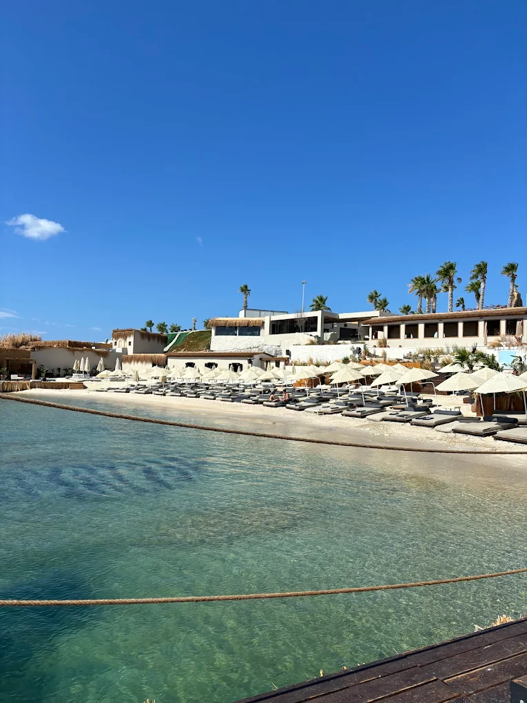 Uma Beach - Konforlu şezlong alanları